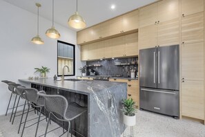 Kylskåp, ugn, spishäll och diskmaskin