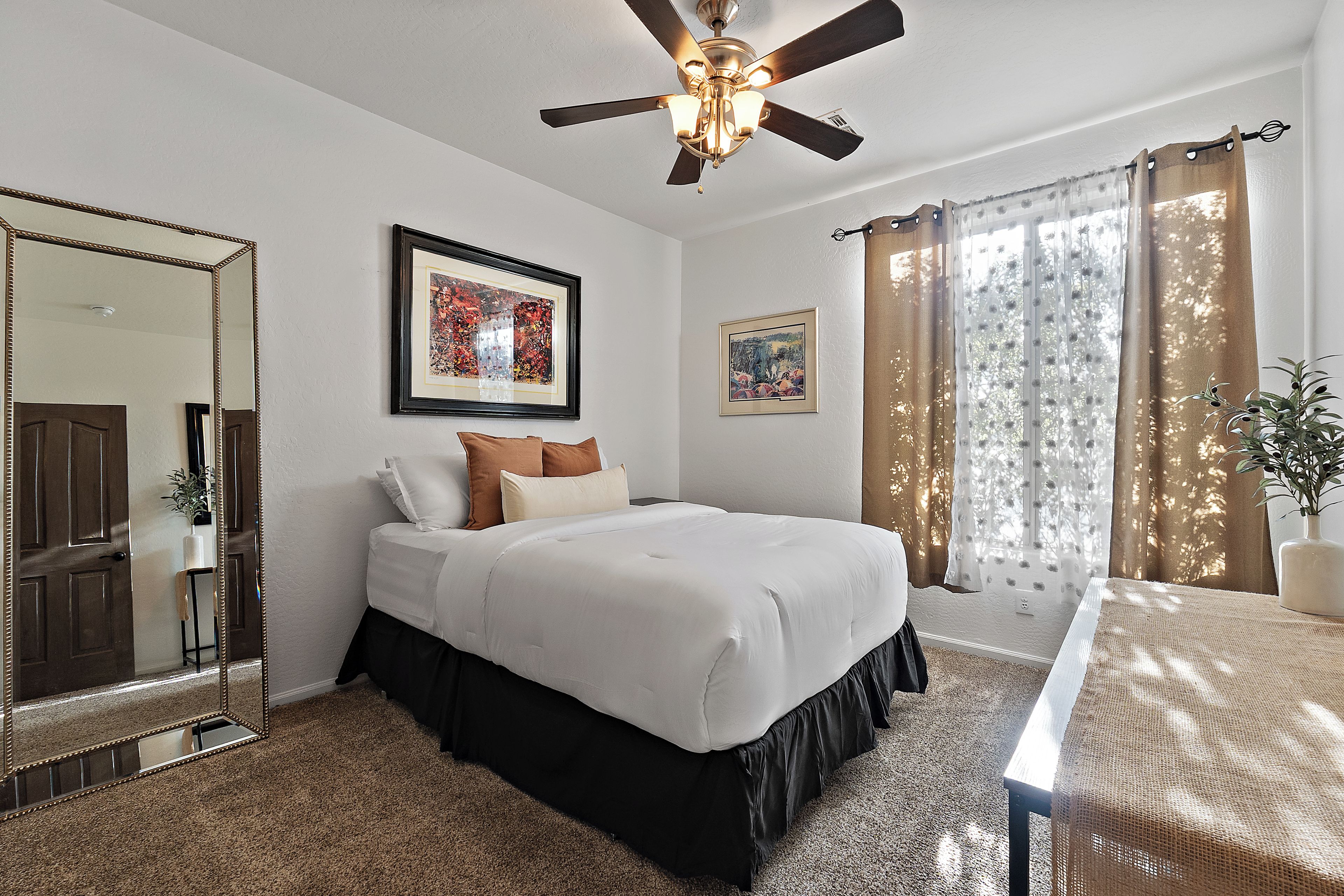 4 bedrooms, desk, iron/ironing board, WiFi (free)