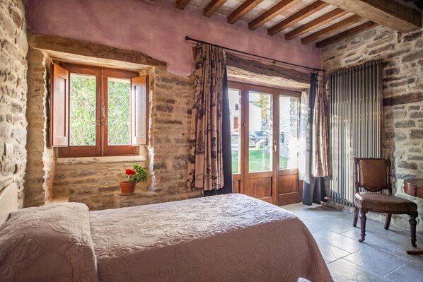 9 bedrooms, iron/ironing board, WiFi, bed sheets