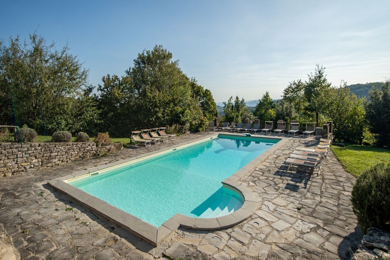 Una piscina al aire libre