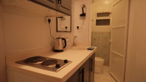 Microondas, horno, placa de cocina y hervidor eléctrico