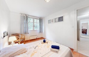 4 Schlafzimmer, Bügeleisen/Bügelbrett