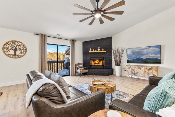 Smart TV, fireplace - Cozy Retreat in Pines Mins/Downtown! (Flagstaff)