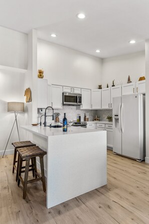 Fridge, microwave, oven, stovetop - Cozy Retreat in Pines Mins/Downtown! (Flagstaff)