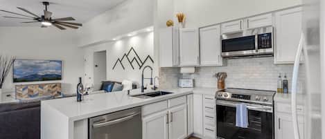 Kühlschrank, Mikrowelle, Ofen, Herdplatte