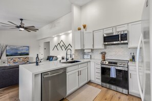 Fridge, microwave, oven, stovetop - Cozy Retreat in Pines Mins/Downtown! (Flagstaff)