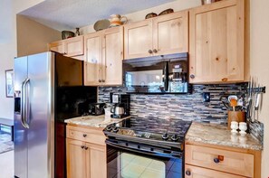 Fridge, microwave, oven, stovetop - Amazing Fully-Equipped 3 Bedroom Condo (Dillon)