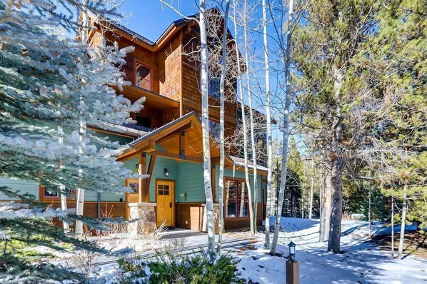 Exterior - Amazing Fully-Equipped 3 Bedroom Condo (Dillon)