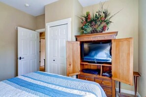 3 slaapkamers, een strijkplank/strijkijzer, gratis wifi, beddengoed