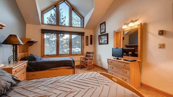 3 bedrooms, iron/ironing board, free WiFi, bed sheets