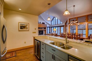 Interior - Stunning 3 Bedroom Mountain Condo Private Hot Tub (Keystone)