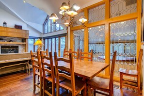 Dining - Stunning 3 Bedroom Mountain Condo Private Hot Tub (Keystone)