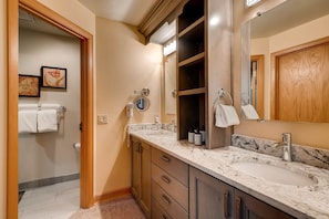 Hair dryer, towels, soap, toilet paper - Stunning 3 Bedroom Mountain Condo Private Hot Tub (Keystone)