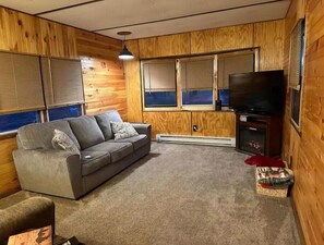 Smart-TV, Kamin, DVD-Player, Bücher