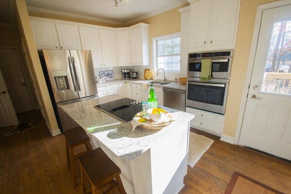 Kylskåp, mikrovågsugn, ugn och spishäll