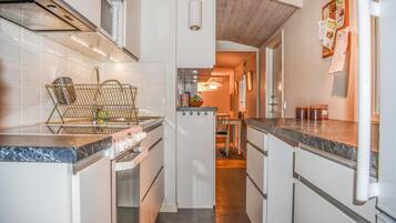 Fridge, oven, coffee/tea maker