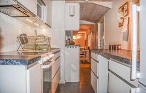 Refrigerador, microondas, horno y cafetera y tetera 