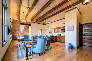 Smart TV, ping pong - Amity Flats: Jory Flat ~ A Historic Suite in the Heart of Amity (Amity)