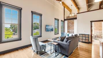 Smart TV, table tennis