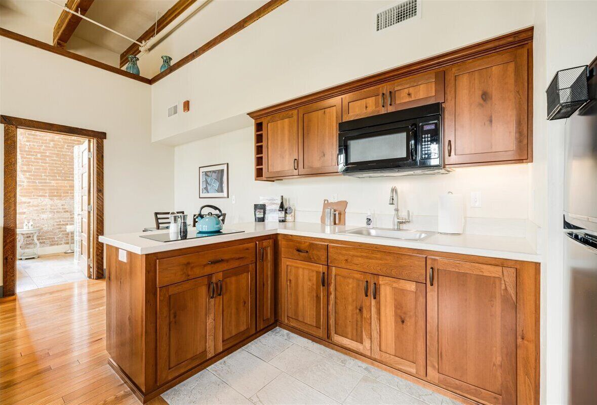 Kühlschrank, Mikrowelle, Herdplatte, Wasserkocher mit Kaffee-/Teezubehör