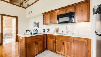 Kühlschrank, Mikrowelle, Herdplatte, Wasserkocher mit Kaffee-/Teezubehör