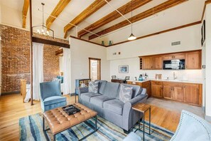 Smart TV, table tennis - Amity Flats #1: Jory Flat (Amity)