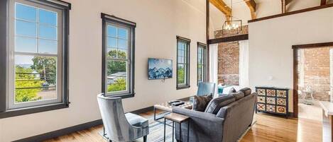 Smart-tv en een tafeltennistafel