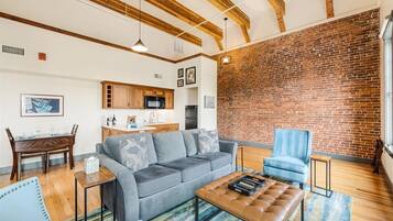 Smart TV, table tennis