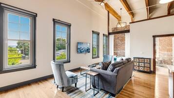 Smart TV, table tennis