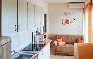 Refrigerador, microondas, lavavajillas y utensilios de cocina 