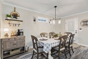 Dining - Stunning Cottage home with King bed! Pet-friendly! (Enterprise)