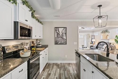 Stunning Cottage home with King bed! Pet-friendly!