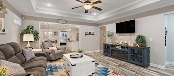 Stunning Cottage home with King bed! Pet-friendly!