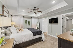 3 bedrooms, iron/ironing board, WiFi, bed sheets - Stunning Cottage home with King bed! Pet-friendly! (Enterprise)