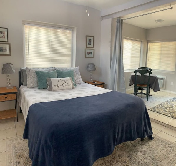 Escriptori, wifi i roba de llit