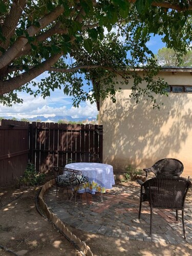 Studio w/queen bed, pets ok, 3 min to Farmer's mkt