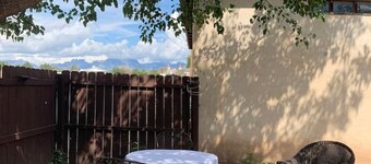 Studio w/queen bed, pets ok, 3 min to Farmer's mkt