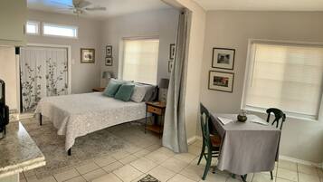 Schreibtisch, WLAN, Bettwäsche