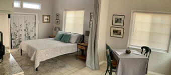 Studio w/queen bed, pets ok, 3 min to Farmer's mkt