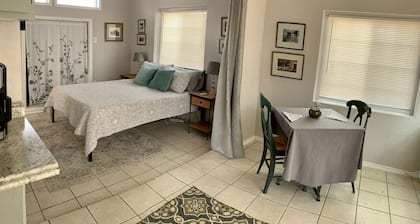 Studio w/queen bed, pets ok, 3 min to Farmer's mkt