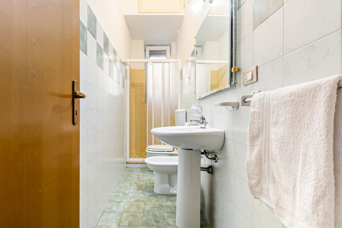 Un baño con inodoro, lavabo y ducha.