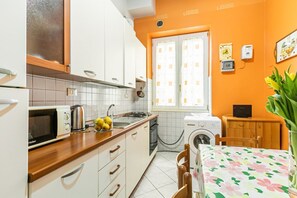 Micro-ondes, four, plaque de cuisson