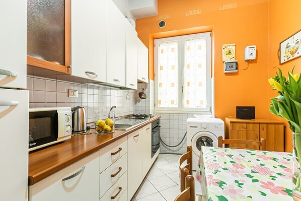 Microondas, horno, placa de cocina