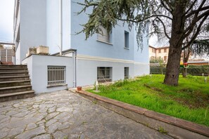 Property grounds - GuestHost - Comfortable apartment located on the second floor of a building without lift.In 60 m2 of space it comfortably accommodates two people, with one bedroom.There are internal stairs that are NOT accessible.Small building with a green space and am (Parma)