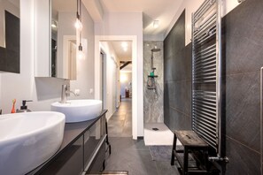 Shower, bidet - GuestHost - Comfortable apartment located on the second floor of a building without lift.In 60 m2 of space it comfortably accommodates two people, with one bedroom.There are internal stairs that are NOT accessible.Small building with a green space and am (Parma)
