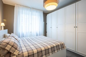 1 bedroom - GuestHost - Comfortable apartment located on the second floor of a building without lift.In 60 m2 of space it comfortably accommodates two people, with one bedroom.There are internal stairs that are NOT accessible.Small building with a green space and am (Parma)