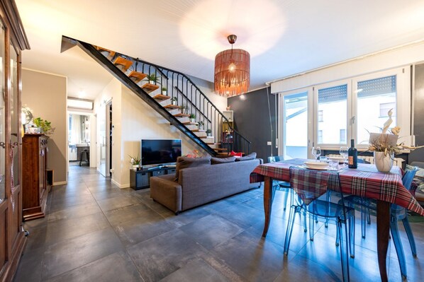 Interior - Comfortable apartment located on the second floor of a building without lift.In 60 m2 of space it comfortably accommodates two people, with one bedroom.There are internal stairs that are NOT accessible.Small building with a green space and ample free par (Parma)