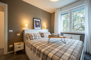 1 bedroom - GuestHost - Comfortable apartment located on the second floor of a building without lift.In 60 m2 of space it comfortably accommodates two people, with one bedroom.There are internal stairs that are NOT accessible.Small building with a green space and am (Parma)