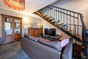 Living area - Comfortable apartment located on the second floor of a building without lift.In 60 m2 of space it comfortably accommodates two people, with one bedroom.There are internal stairs that are NOT accessible.Small building with a green space and ample free par (Parma)