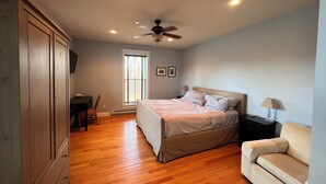 A bedroom with a bed, a ceiling fan, a window, a desk, and a chair. - Full House booking of a history building close to the Dunes (Chesterton)